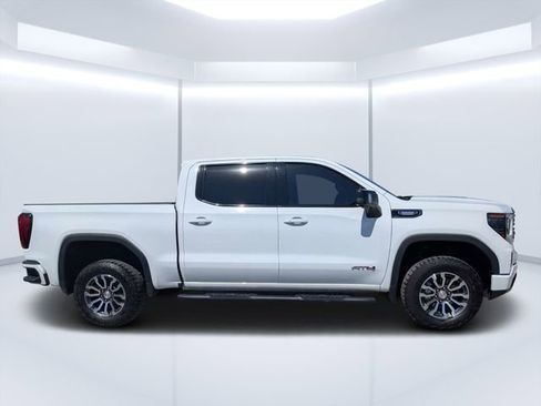 Used 2022 GMC Sierra 1500 AT4 w/ Technology Package AWD/4WD image 2