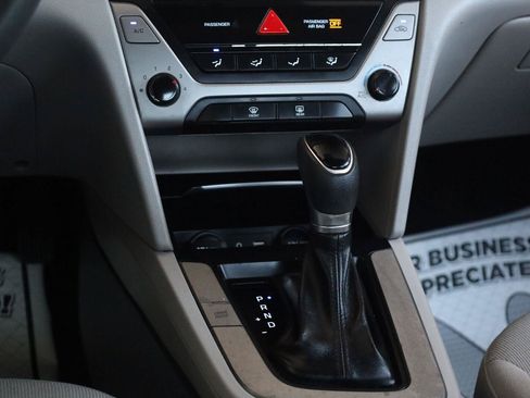 Used 2017 Hyundai Elantra SE FWD image 39