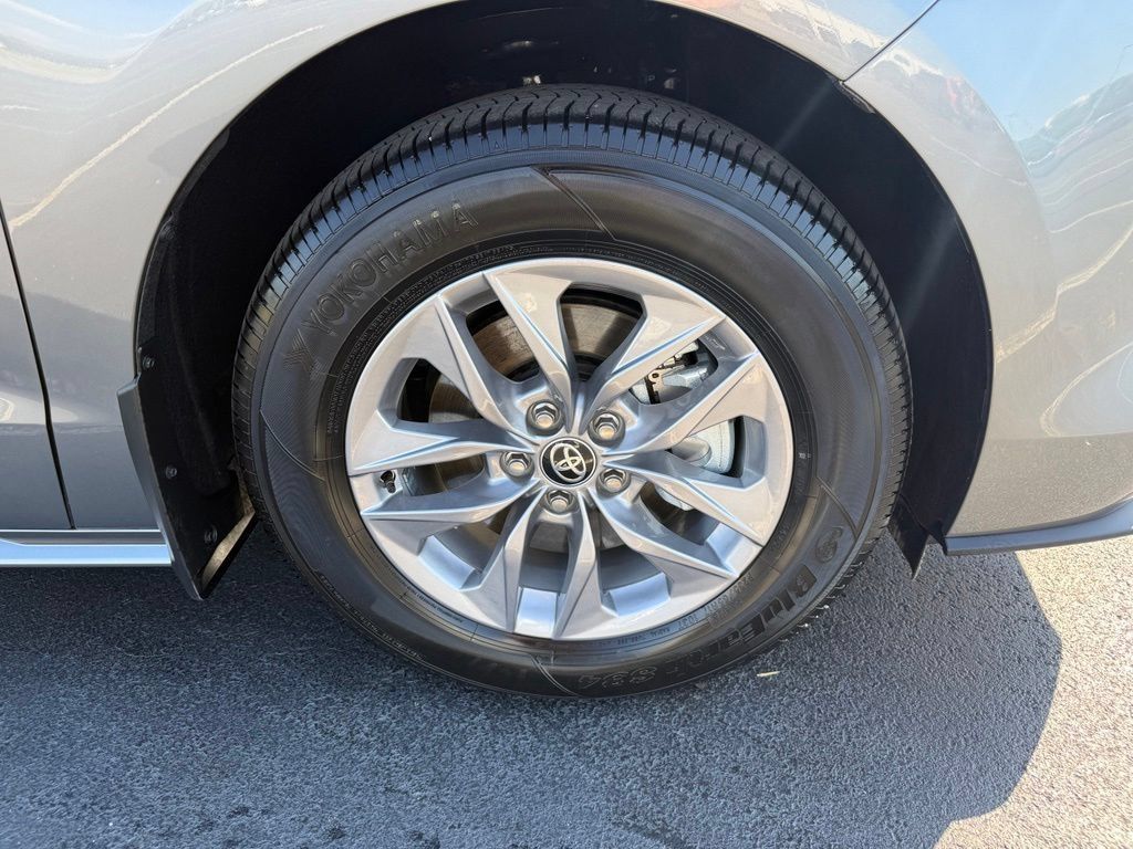 Certified 2026 Toyota Sienna XLE AWD/4WD image 8