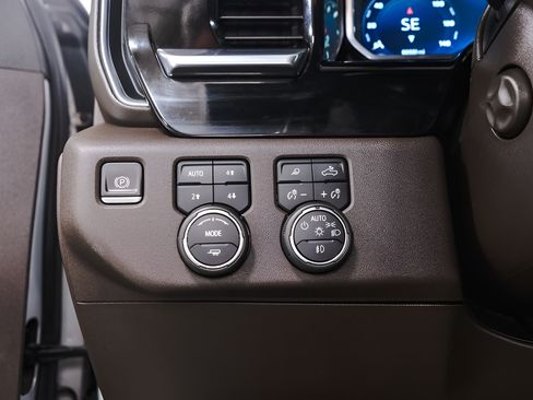 Used 2022 Chevrolet Silverado 1500 LTZ w/ LTZ Convenience Package II AWD/4WD image 20