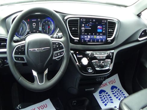 Used 2025 Chrysler Pacifica Select FWD image 13