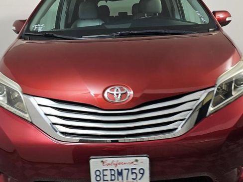 Used 2017 Toyota Sienna Limited Premium FWD image 2