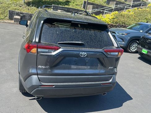 Used 2021 Toyota RAV4 XLE Premium FWD image 4