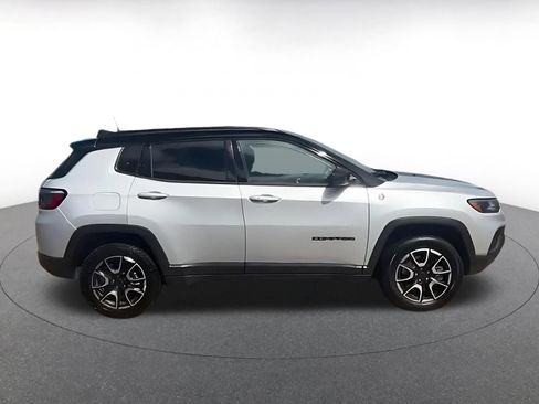 Used 2025 Jeep Compass Trailhawk AWD/4WD image 4