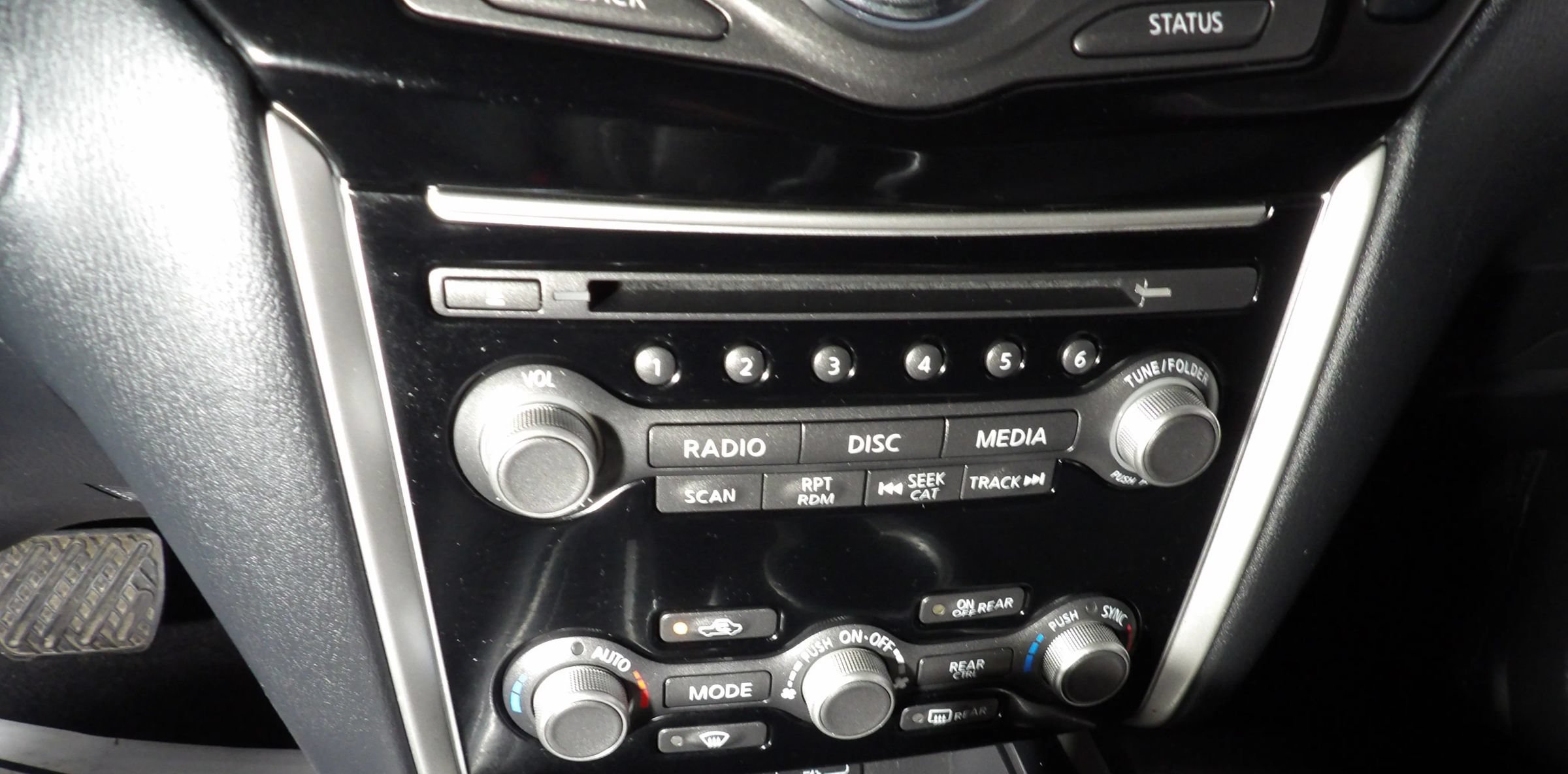 Used 2020 Nissan Pathfinder S FWD image 18