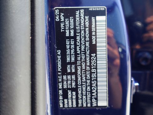 Certified 2025 Porsche Macan AWD/4WD image 28