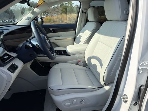 Used 2025 Buick Enclave Avenir w/ Super Cruise Package image 9