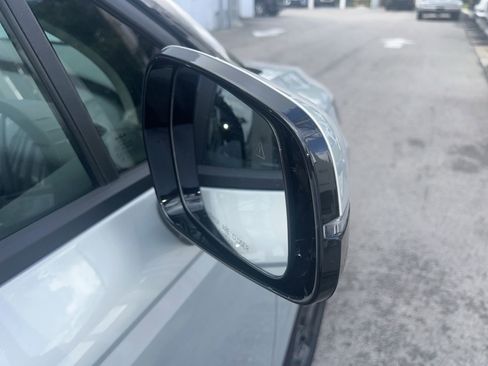 Used 2025 Kia Carnival EX image 10