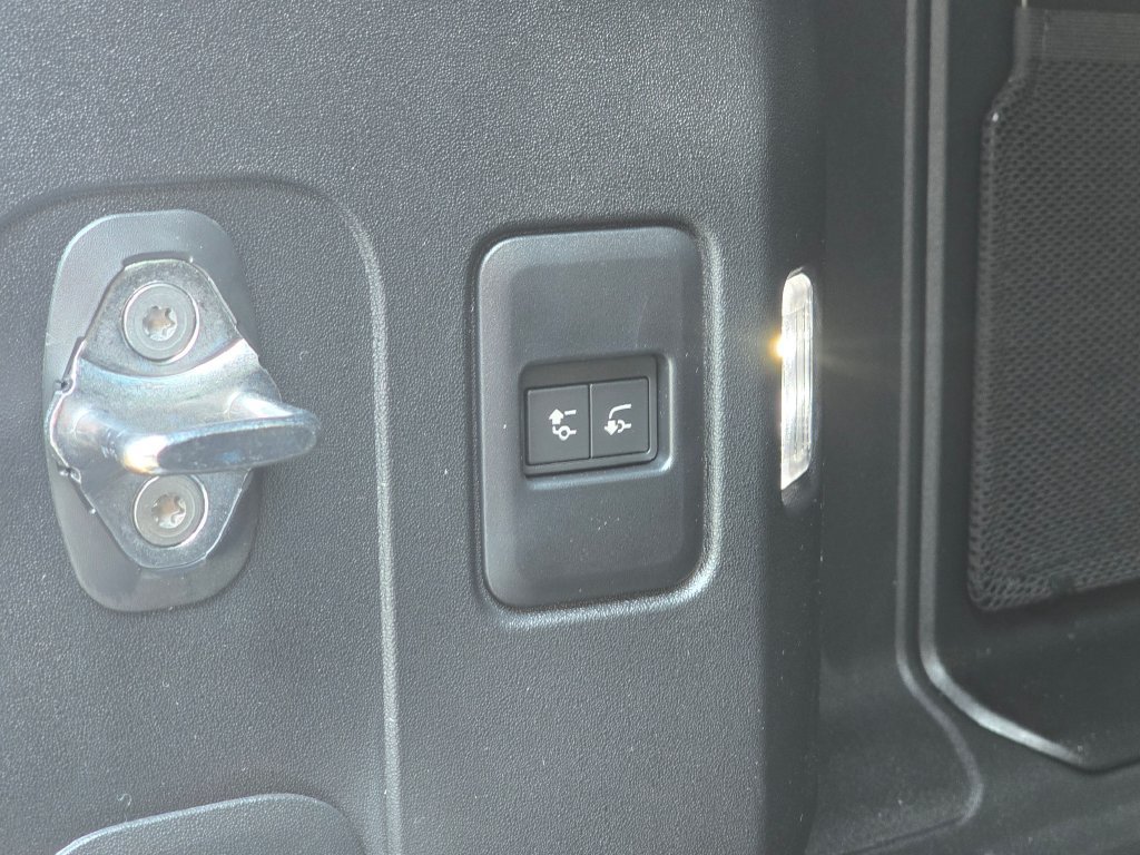New 2026 Land Rover Defender 110 X-Dynamic SE AWD/4WD image 13