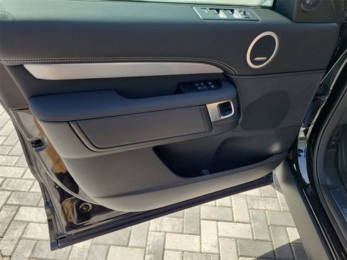 New 2025 Land Rover Discovery Dynamic SE image 23