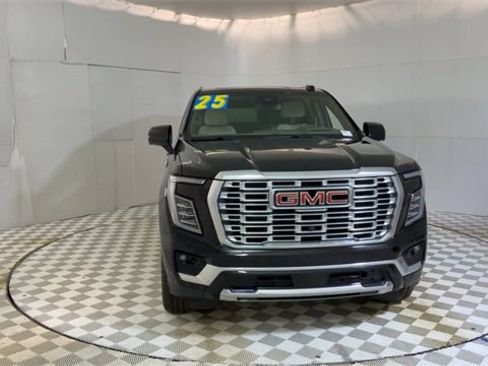 Used 2025 GMC Yukon Denali w/ Sun & Power Step Package image 3
