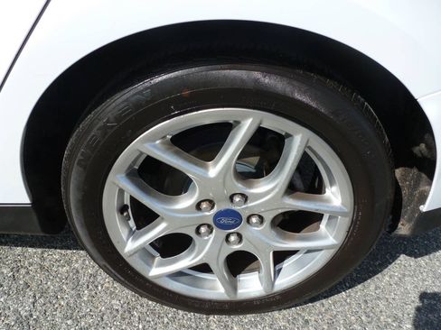 Used 2015 Ford Focus SE w/ Equipment Group 201A FWD image 13