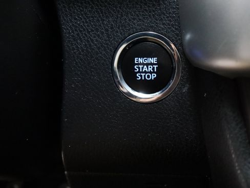 Used 2019 Toyota Highlander XLE FWD image 17