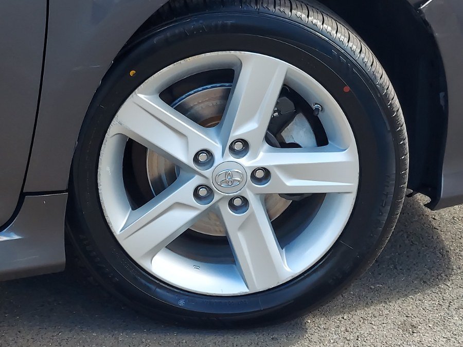 Used 2014 Toyota Camry SE FWD image 17