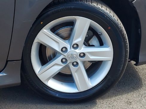 Used 2014 Toyota Camry SE FWD image 17