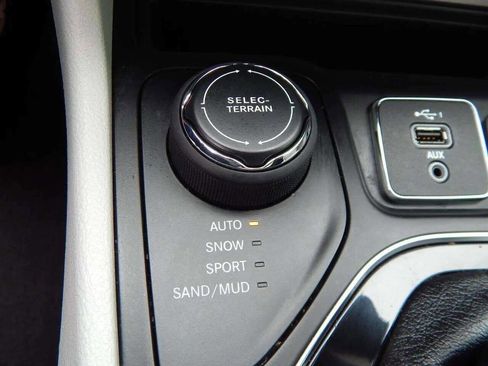 Used 2020 Jeep Cherokee Limited w/ Technology Group image 21