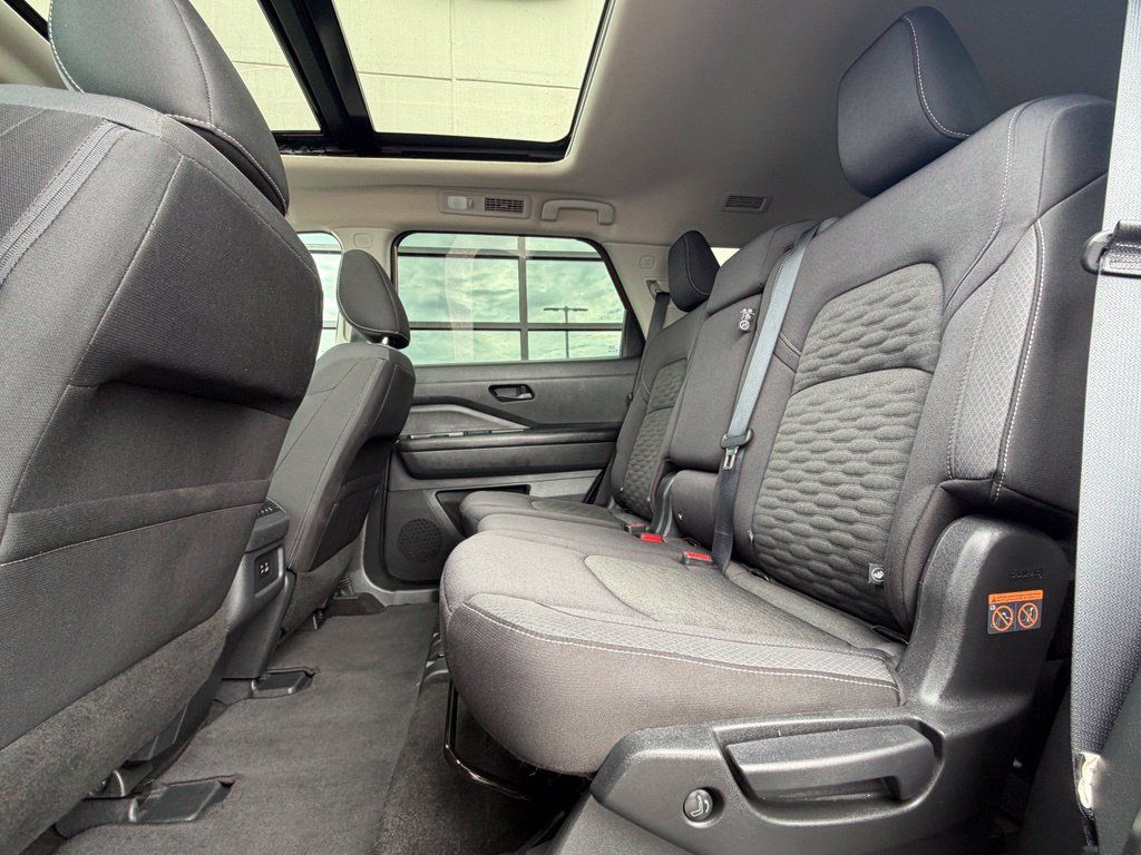 Used 2024 Nissan Pathfinder SV AWD/4WD image 23