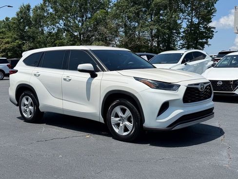 Used 2021 Toyota Highlander L FWD image 2
