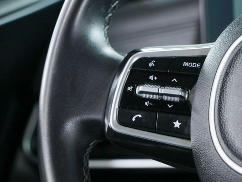 Used 2025 Kia Carnival FWD image 13