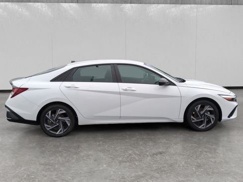 Used 2025 Hyundai Elantra Sport FWD image 8