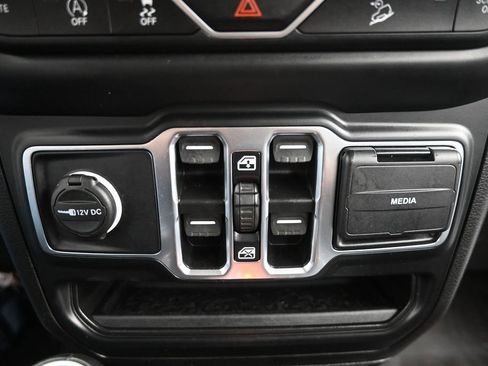 Used 2021 Jeep Wrangler Unlimited Sahara w/ Uconnect 4C Nav & Sound Group AWD/4WD image 23