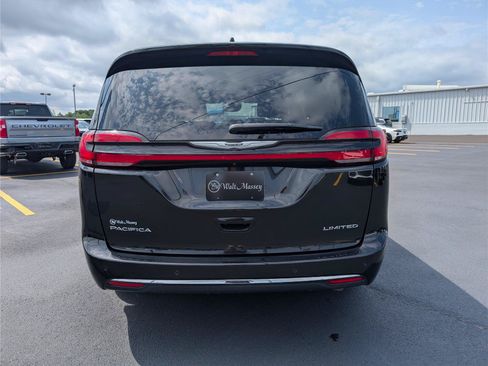 Used 2023 Chrysler Pacifica Limited FWD image 4