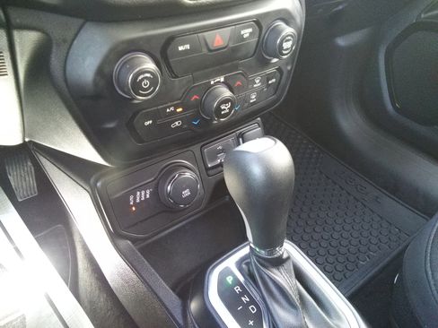 Used 2020 Jeep Renegade Altitude image 19