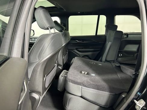 Used 2025 Jeep Grand Cherokee Laredo X image 26