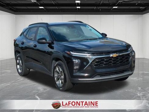 Used 2024 Chevrolet Trax LT w/ Sunroof Package FWD image 7