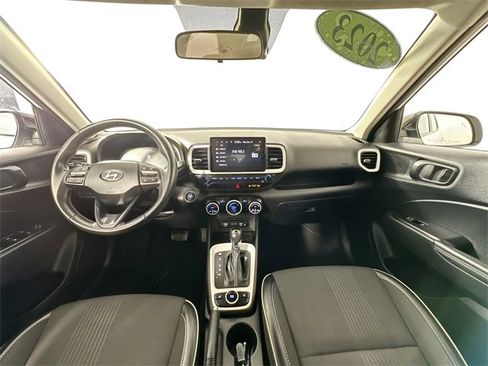 Used 2023 Hyundai Venue Limited image 3