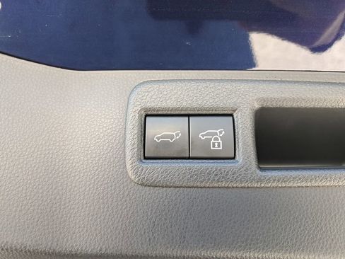 Used 2022 Toyota Venza LE image 7