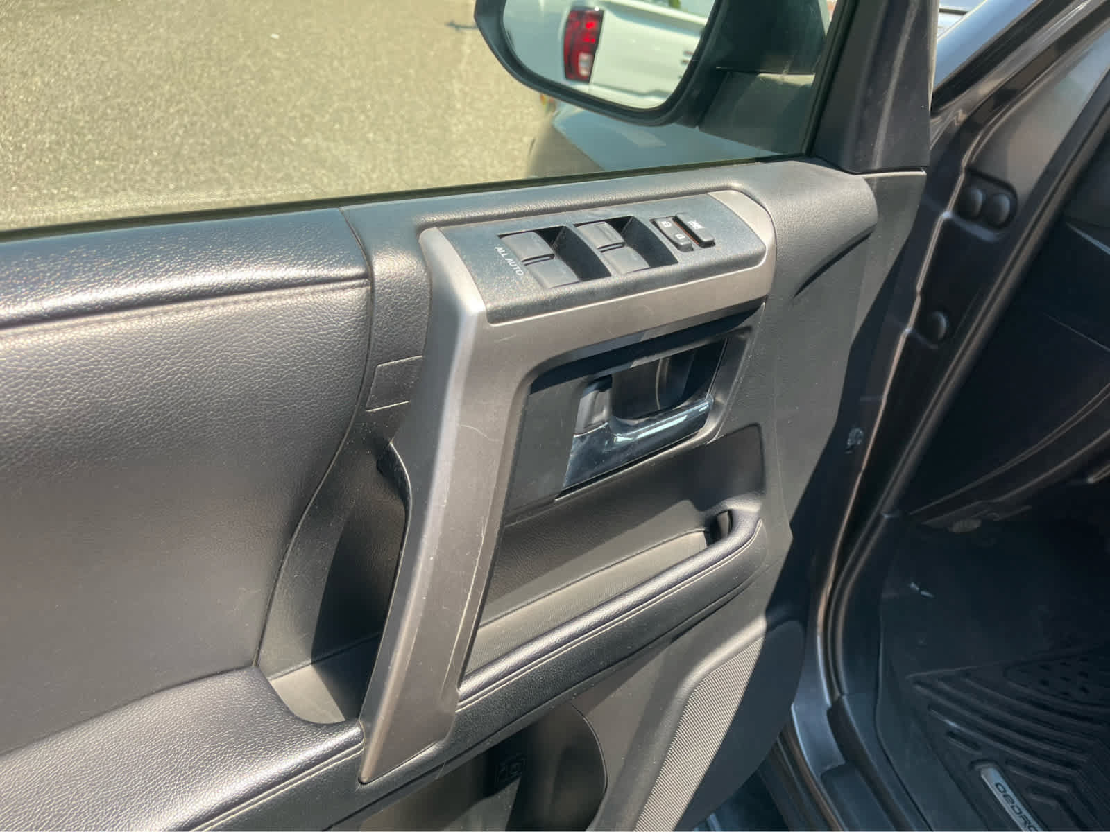 Used 2020 Toyota 4Runner SR5 AWD/4WD image 10
