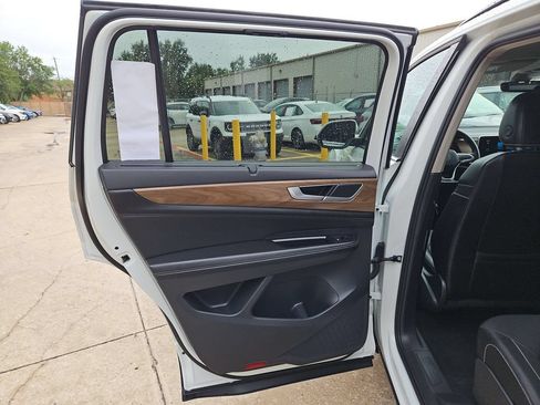 Used 2025 Volkswagen Atlas SE AWD/4WD image 27