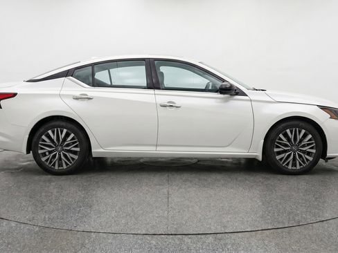 Used 2025 Nissan Altima 2.5 SV FWD image 11