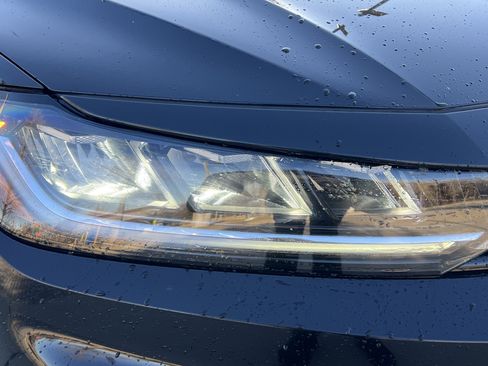 Certified 2025 Volkswagen Jetta SE image 3