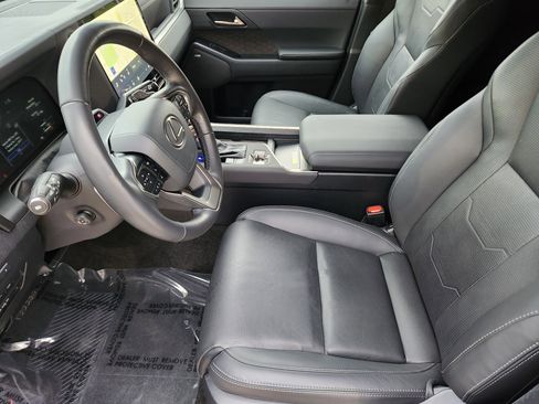 Used 2024 Lexus GX 550 w/ Accessory Package (Z1) AWD/4WD image 11