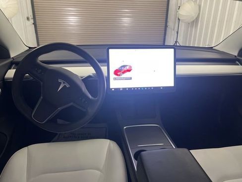 Used 2021 Tesla Model 3 Standard Range Plus image 17