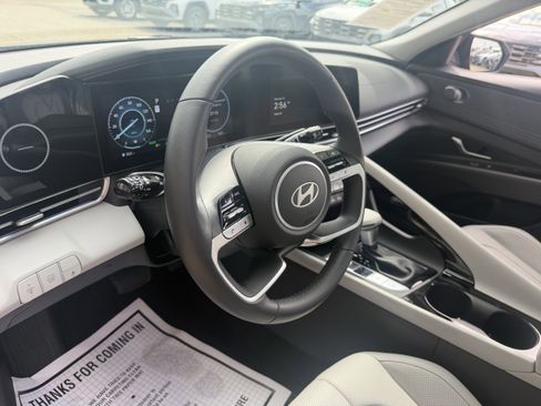 Certified 2025 Hyundai Elantra Limited FWD image 28