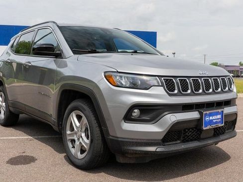 Used 2023 Jeep Compass Latitude w/ Convenience Group AWD/4WD image 4