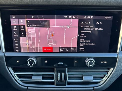 Certified 2023 Porsche Macan image 13