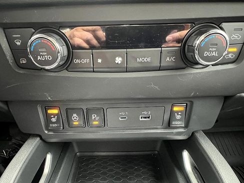 Used 2025 Nissan Frontier SV w/ SV Convenience Package image 15