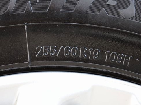 Used 2019 Land Rover Discovery SE image 36