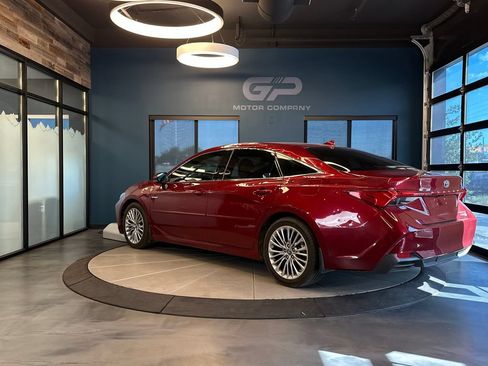 Used 2019 Toyota Avalon Limited FWD image 5