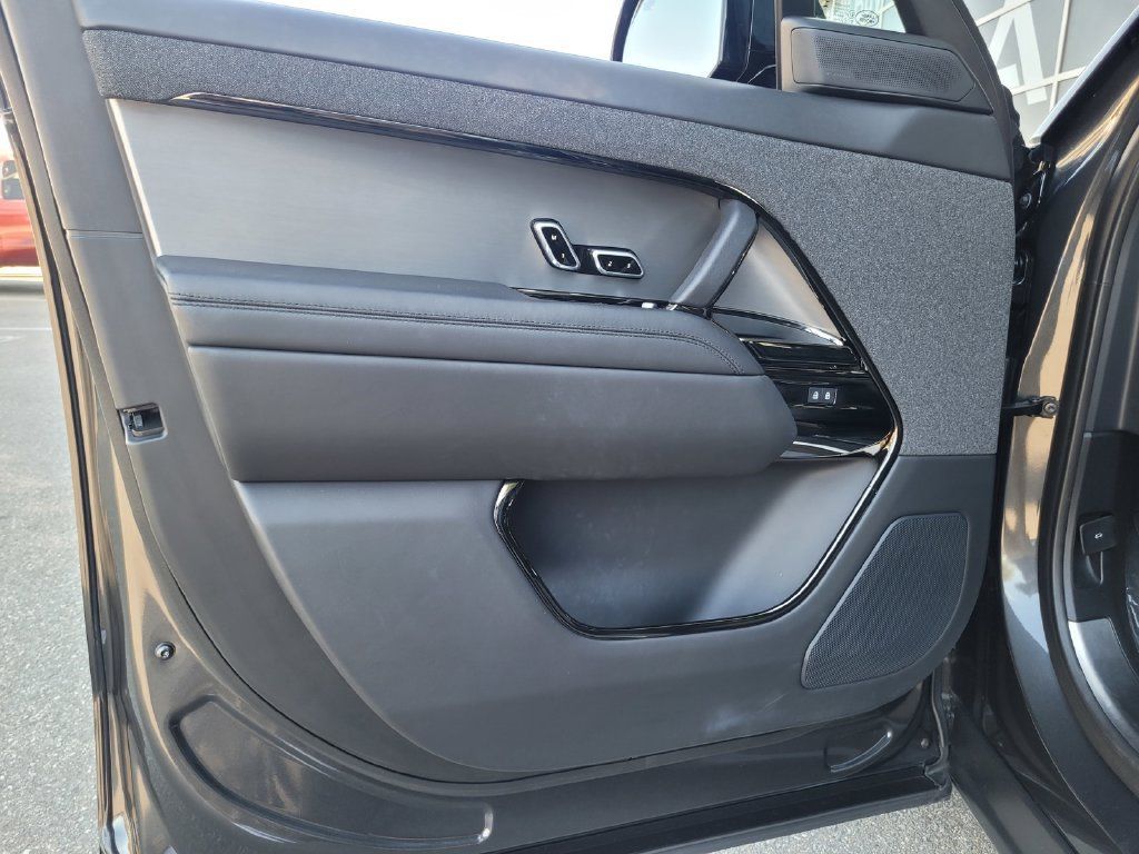 Used 2024 Land Rover Range Rover Sport SE AWD/4WD image 31