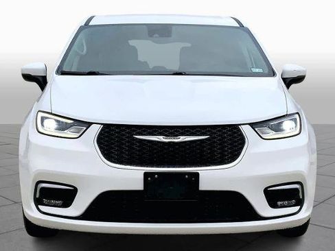 Used 2023 Chrysler Pacifica Touring-L image 3