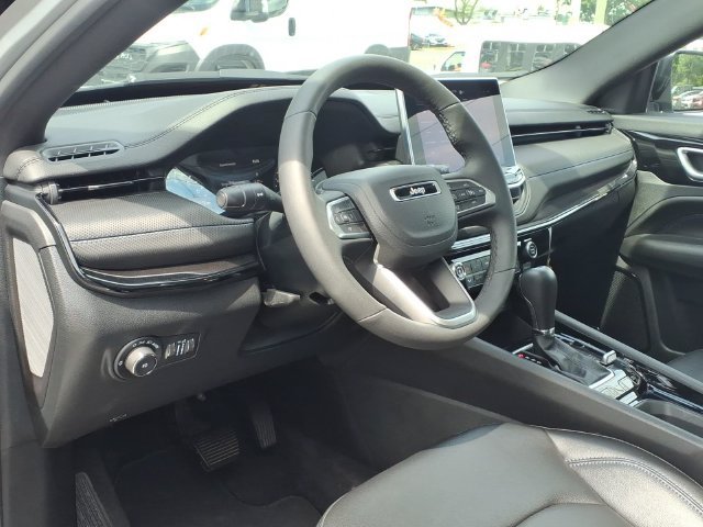 Used 2025 Jeep Compass Limited w/ Sun & Sound Group AWD/4WD image 10