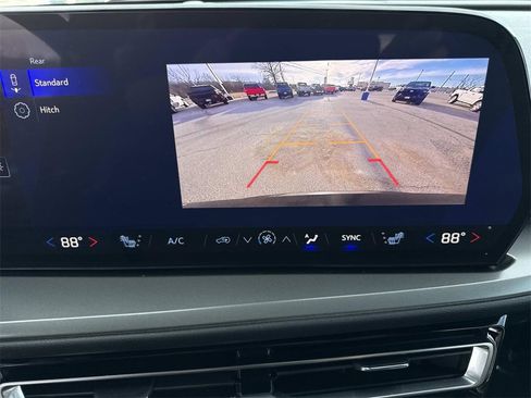 Used 2026 Chevrolet Traverse LT image 18