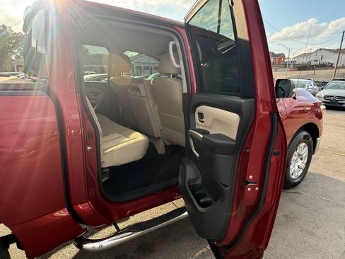Used 2018 Nissan Titan SV AWD/4WD image 24
