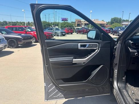 Used 2021 Ford Explorer XLT w/ Equipment Group 202A AWD/4WD image 9