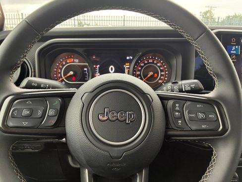 Used 2025 Jeep Wrangler Unlimited Rubicon AWD/4WD image 23